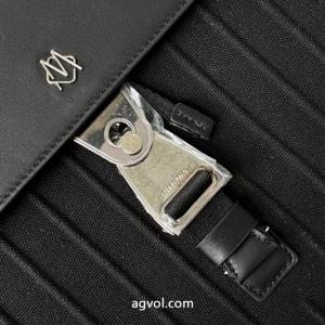     バッグ新作がお買い得円高特価 人気モデル愛用 大人の色味 リモワ偽 ブランド.