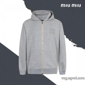 MIMIU胸元に布を貼ったアルファベットのフードコート