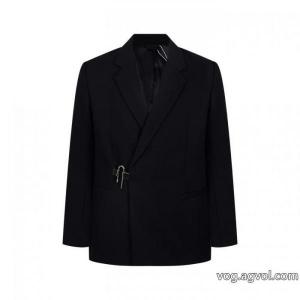 GIVENCHYの今年の新作ロックスーツコート