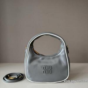 偽物 ブランド    バッグカジュアルスタイルを軽快に 注目美品 シンプル使えるMIUMIU.