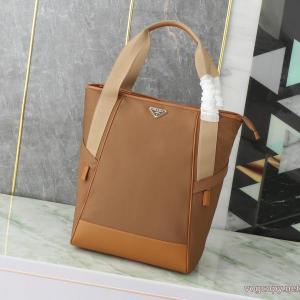 バッグブランド フェイク入手困難！  世の流行に左右されないデザイン 個性派さんPRADA.