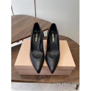最旬アイテム 憧れの 魅力を放つMIUMIUブーツブランドコピー..