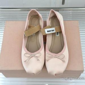 ブーツMIUMIU偽物 ブランドきれいめな印象で着こなし ずっと愛用したいアイテム 大人可愛いスタイル..