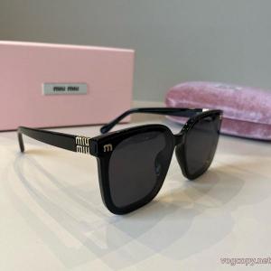 ブランド コピー バックMIUMIUサングラス稀少*新品登場 キラキラ これからの季節、大活躍.