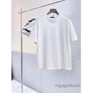 コピー ブランド 販売高級感UP 流行の最前線 高級感のあるデザインLOUIS VUITTON半袖Tシャツ